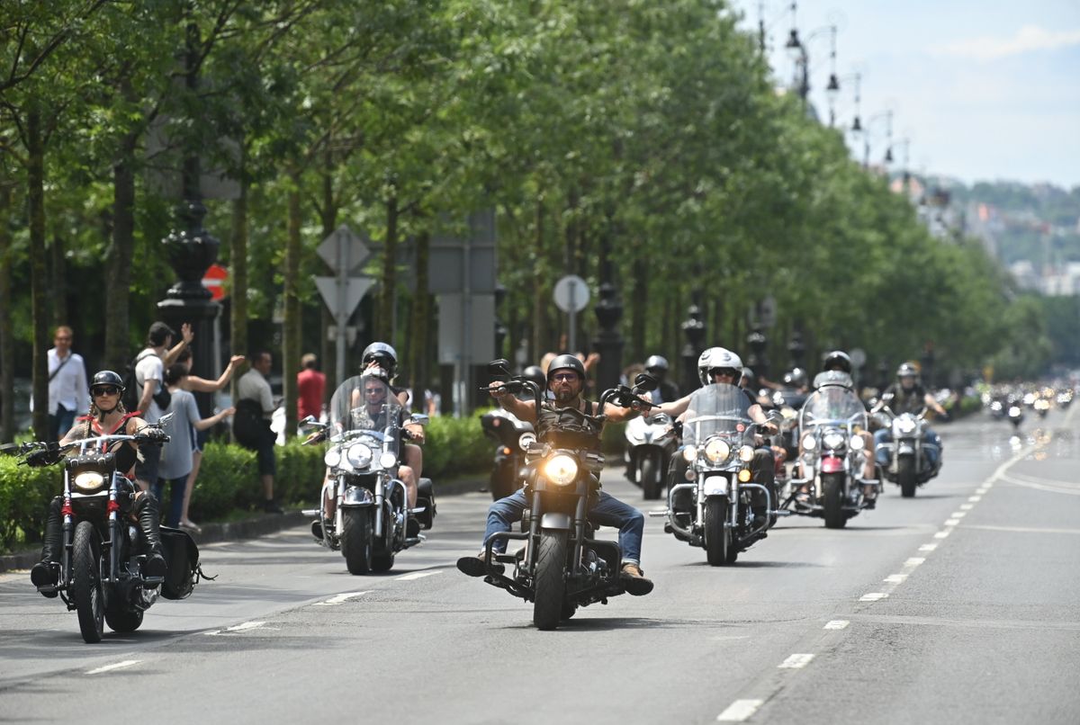 A Harley-Davidson amerikai motorkerékpár-gyártó fennállásának 120 éves jubileuma alkalmából szervezett budapesti fesztivál motoros résztvevői az Andrássy úton 2023. június 24-én.
