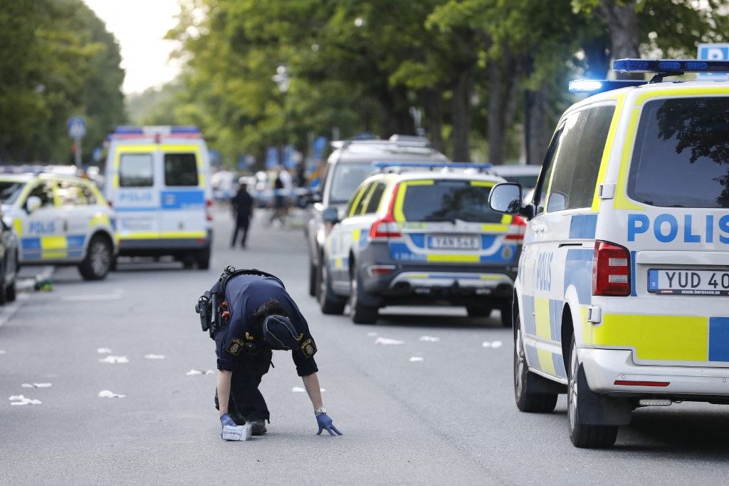 Két fiatal férfit meglőttek a svédországi Stockholmtól északra fekvő Sollentunában. Egy 17 éves fiatalt agyonlőttek, egy 23 éves pedig súlyosan megsebesült