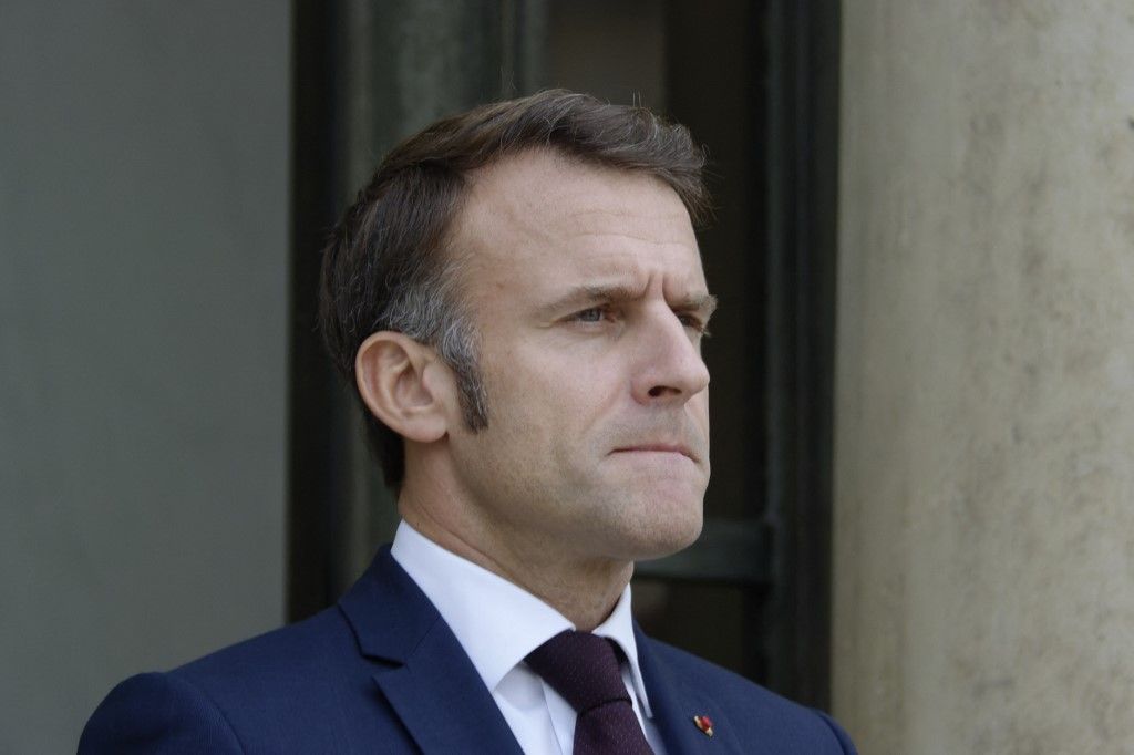 Emmanuel Macron francia elnök  a párizsi Elysée elnöki palotában