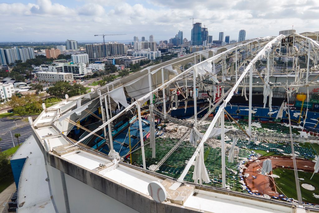 St. Petersburg, 2024. október 10.
A Tropicana Field stadion megrongált tetőszerkezete a floridai St. Petersburgben 2024. október 10-én, miután a Milton hurrikán átvonult Florida állam középső része fölött, tengeráradást, valamint villámáradásokat és árvizeket okozva. A vihart megelőző napokban több millió embert utasítottak arra, hogy hagyják el otthonukat a várható tengerár miatt.
MTI/AP/Julio Cortez