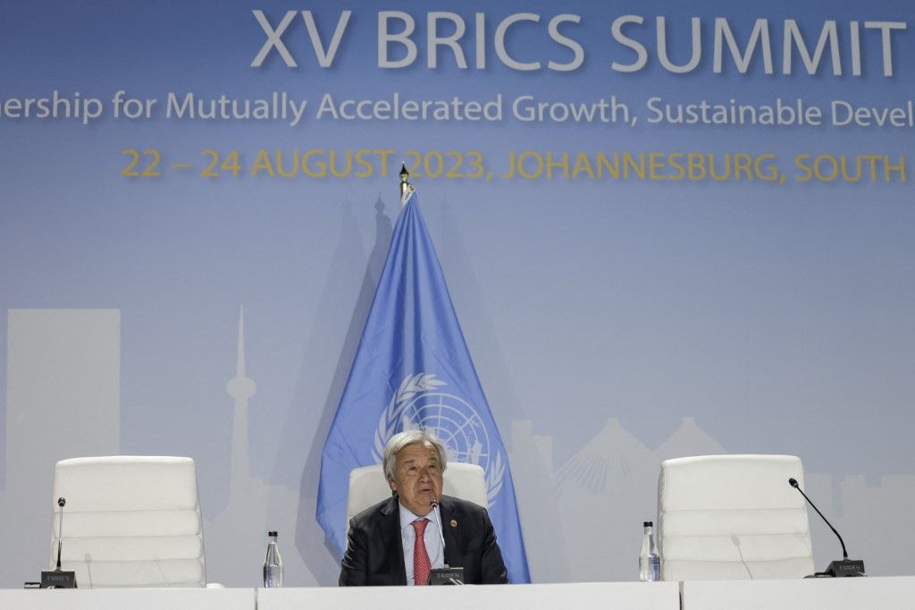 Antonio Guterres, az ENSZ főtitkára a 2023-as BRICS-csúcson tartott sajtótájékoztatón beszél a johannesburgi Sandton Kongresszusi Központban 2023. augusztus 24-én