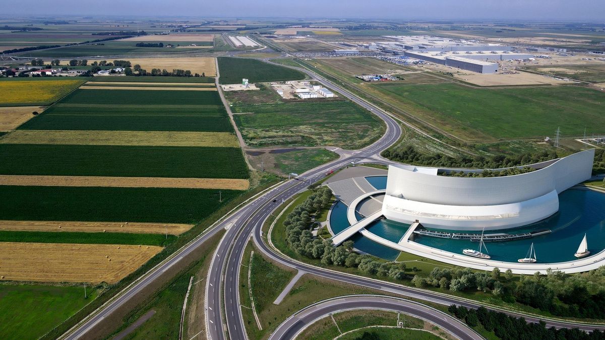 Fehér vitorla a pusztában – Képeken a nemsokára valósággá váló Közlekedési Múzeum