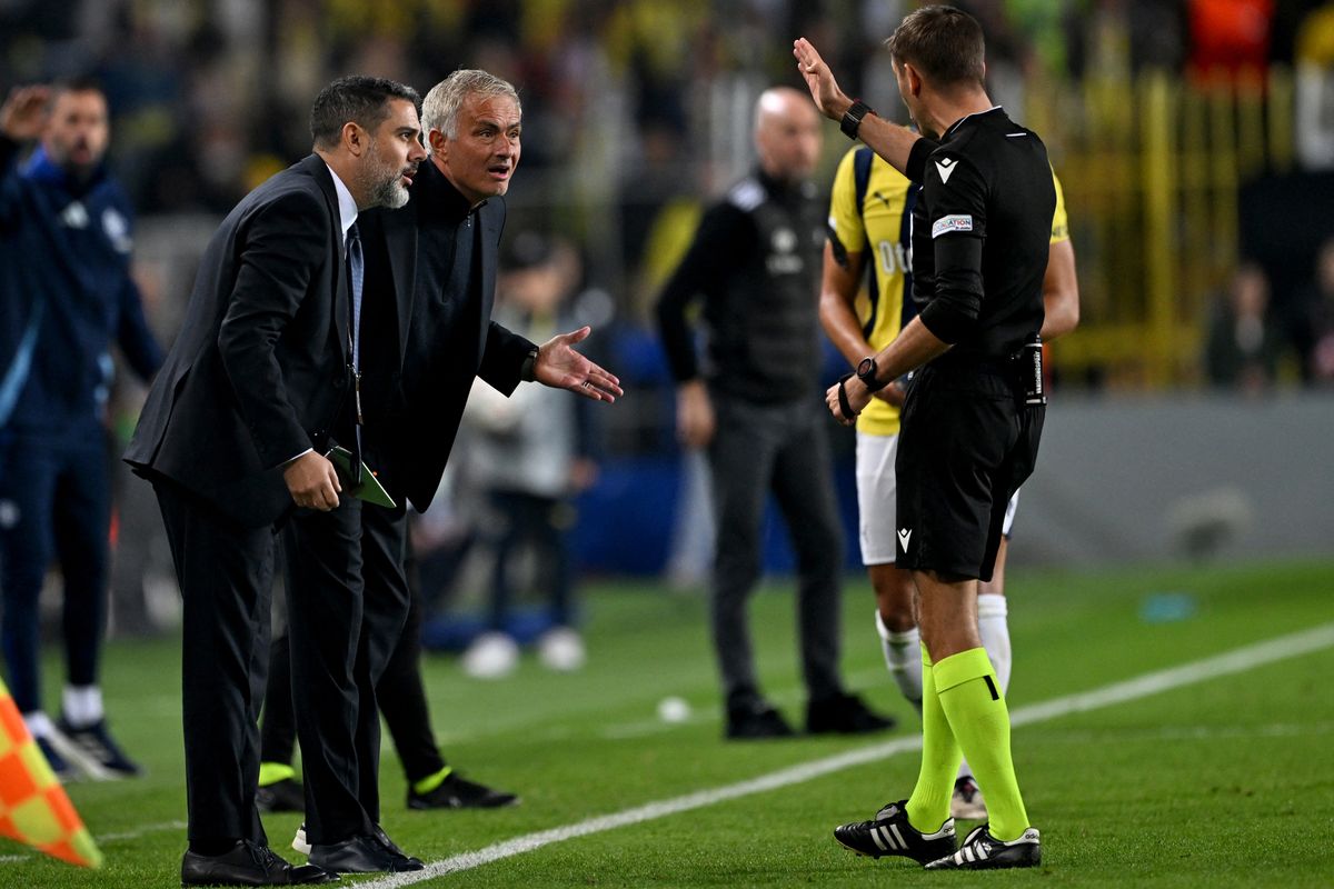 Fenerbahce's Portuguese coach José Mourinho (C) reacts to French referee Clément Turpin (R) piros lap UEFA Europa League, Európa-liga Fenerbahce SK and Manchester United at the Sukru Saracoglu Stadium in Istanbul on October 24, 2024. (Photo by Ozan KOSE / AFP)