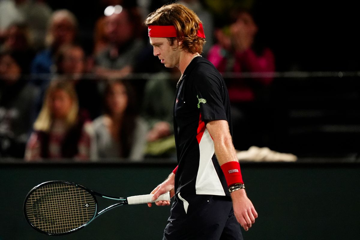 Russia's Andrey Rublev reacts as he plays against Argentina's Francisco Cerundolo during their men's singles match on day two of the Paris ATP Masters 1000 tennis tournament at the Accor Arena - Palais Omnisports de Paris-Bercy - in Paris on October 29, 2024. (Photo by Dimitar DILKOFF / AFP) Rubljov véresre verte magát ATP-világbajnokság