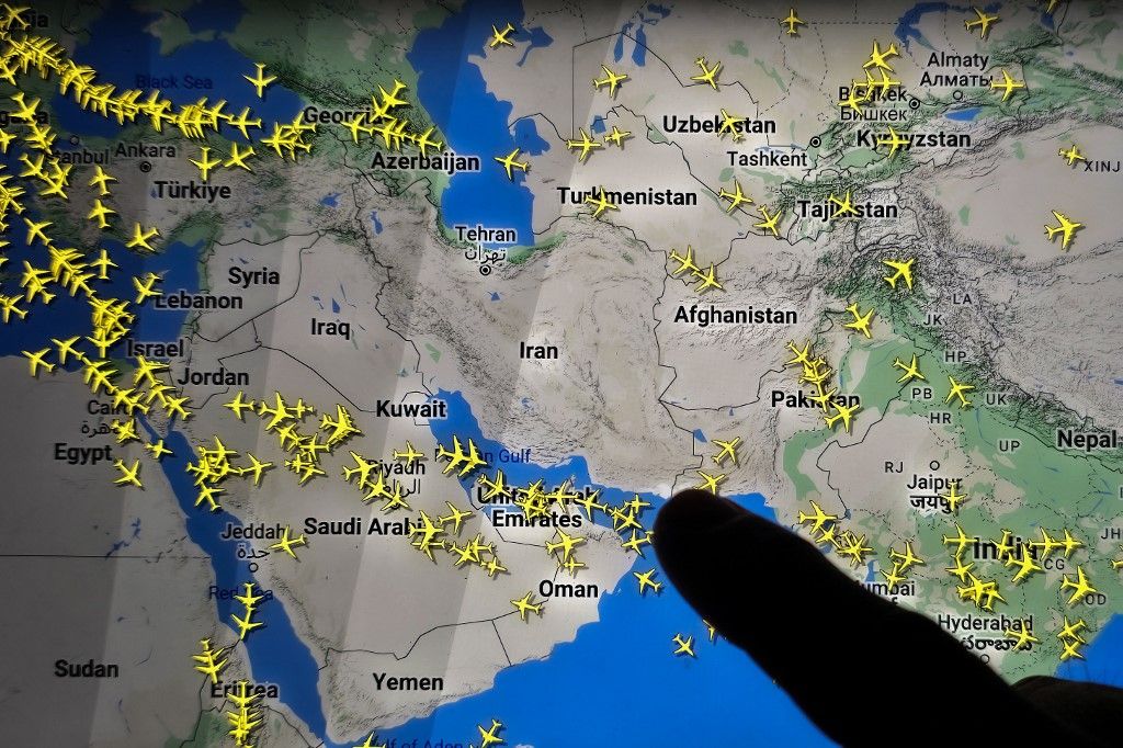 A képen a Flightradar24 weboldal egyik oldala látható, amely 2024. október 26-án, kora reggel készült Nicosiában, és az Irán légterét körülvevő kereskedelmi járatokat mutatja. Irán október 26-án további értesítésig felfüggesztette az összes légi járatot - közölte a légügyi hatóság, miután Izrael bejelentette, hogy csapásokat hajt végre az országban.