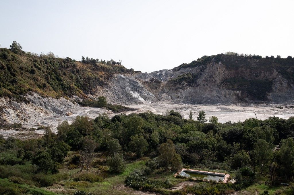 a Solfatara füstje látható a Campi Flegrei (Phlegraean Fields) vulkáni régióban, Pozzuoliban 2023. október 23-án. Az elmúlt hetekben sok rengés volt, köztük két 4-es erősségű rengés, amely több mint 40 év óta a legerősebb