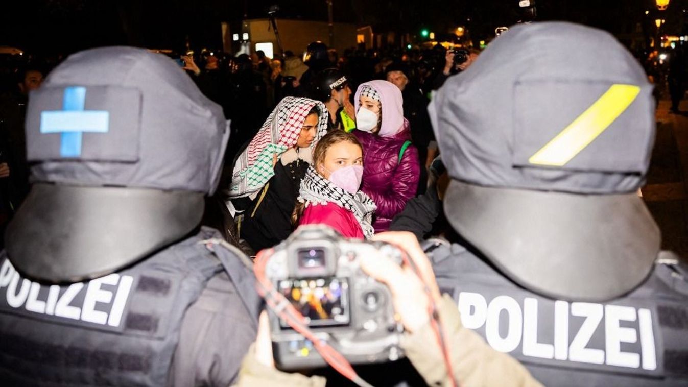 Greta Thunberg svéd aktivista részt vesz a „Szolidaritás Palesztinával” szlogennel rendezett Izrael-ellenes tüntetésen a Hamász Izrael elleni támadásának évfordulóján a berlini kreuzbergi Südsternnél (Fotó: AFP)