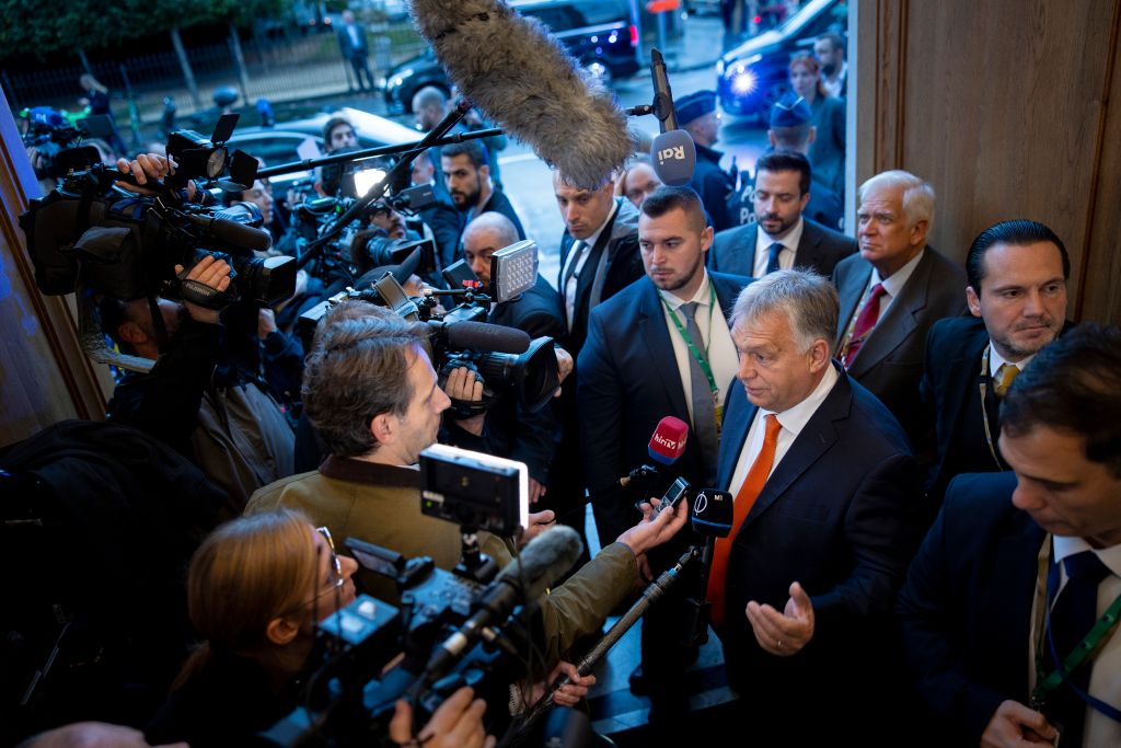 A Miniszterelnöki Sajtóiroda által közreadott képen Orbán Viktor miniszterelnök nyilatkozik a sajtó képviselőinek a Patrióták Európáért frakció vezetőinek találkozója előtt a brüsszeli Magyar Házban 2024. október 17-én.