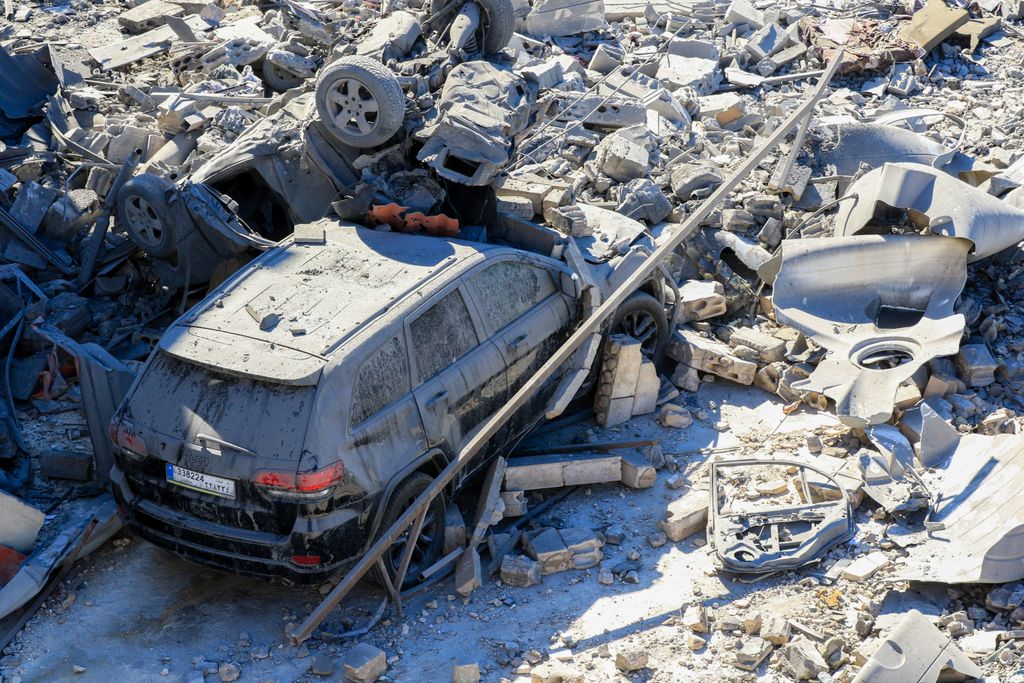 This picture shows the destruction in a area targeted overnight by Israeli airstrikes in Lebanon's town of Saksakiyeh, on September 26, 2024. Israel flatly rejected on September 26 a push led by key backer the United States for a 21-day ceasefire in Lebanon, as it vowed to keep fighting Hezbollah militants "until victory". (Photo by Mahmoud ZAYYAT / AFP)