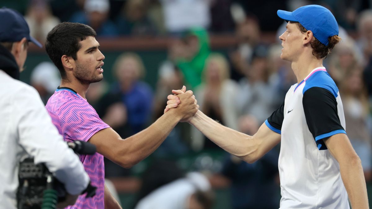 epa11225092 Carlos Alcaraz of Spain (L) greets Jannik Sinner of US Open Italy (R) after winning match point  during the men’s semifinal match at the BNP Paribas Open in Indian Wells, California, USA, 16 March 2024.  dopping vizsgálat klosztebol Danyiil Medvegyev