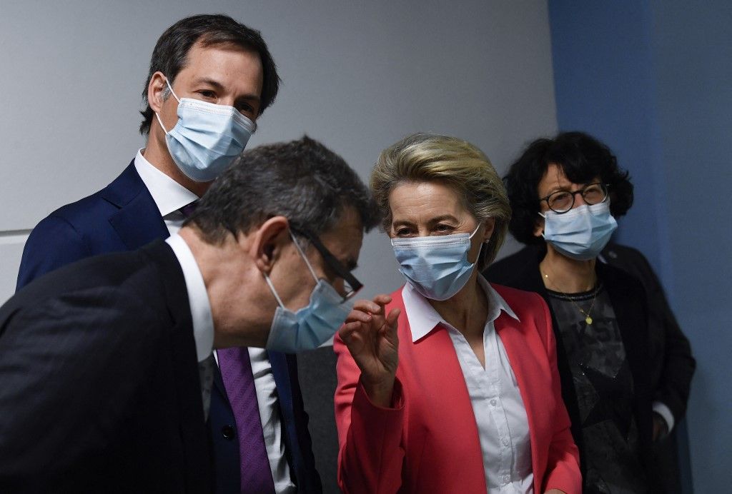 Ursula von der Leyen (2. R) az Európai Bizottság elnöke látogatása során a Pfizer vezérigazgatójával, Albert Bourlával (2. L), Alexander De Croo belga miniszterelnökkel (L), valamint német tudóssal, piacszervezési igazgatóval és a BioNTech Ozlem Tureci társalapítójával beszélget