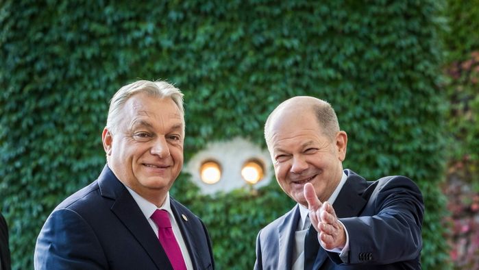 A német kormány sajtószolgálata által közzétett képen Olaf Scholz német kancellár (j) fogadja Orbán Viktor miniszterelnököt a Berlini Folyamat 10. csúcstalálkozóján Berlinben 2024. október 14-én. A Berlini Folyamatot Németország 2014-ben indította útjára azzal a céllal, hogy az uniós bővítést is elősegítve megerősítsék a nyugat-balkáni régió országai közötti együttműködést.

MTI/Bundesregierung/Thomas Koehler