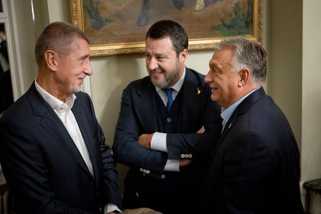 A Miniszterelnöki Sajtóiroda által közreadott képen Orbán Viktor kormányfő (j) Matteo Salvini olasz miniszterelnök-helyettes, a jobboldali Liga elnöke (k) és Andrej Babis korábbi cseh miniszterelnök, az ANO párt elnöke (b) a Patrióták Európáért pártcsalád brüsszeli munkavacsoráján 2024. október 16-án.

MTI/Miniszterelnöki Sajtóiroda/Fischer Zoltán