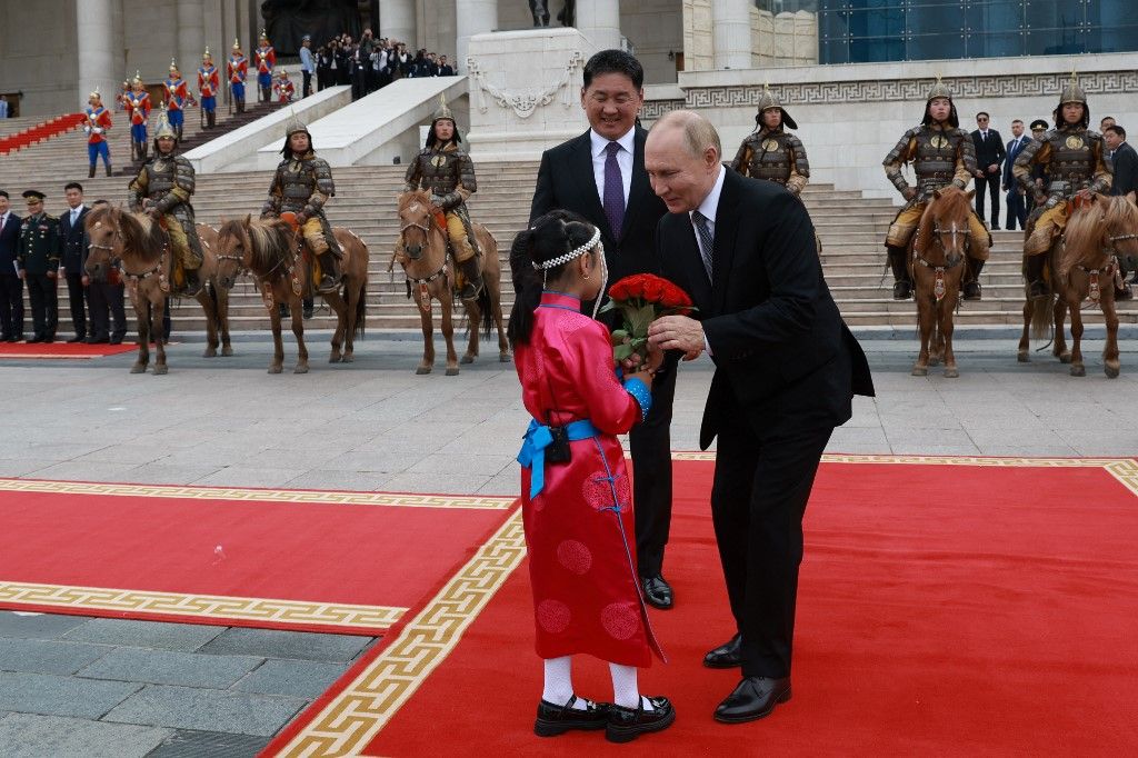 Vlagyimir Putyin orosz elnök és Uhnágín Hürelszüh mongol elnök a hivatalos üdvözlő ceremónián Ulánbátorban 2024. szeptember 3-án