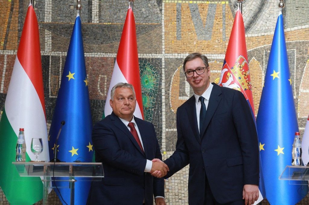 Aleksandar Vucic (R) szerb elnök és Orbán Viktor magyar miniszterelnök közös sajtótájékoztatót tart Belgrádban, 2023. szeptember 29-én