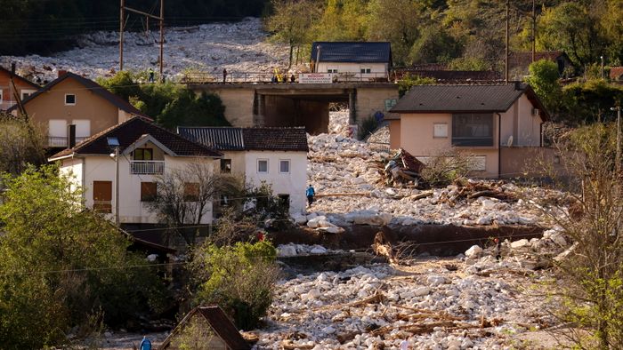 Donja Jablanica, 2024. október 4.
Földcsuszamlás sújtotta területen kutatnak áldozatok után hegyimentők és polgári védelmisek a boszniai Donja Jablanicában 2024. október 4-én. Az árvizek és földcsuszamlások következtében tizennégy ember életét vesztette Bosznia-Hercegovinában.
MTI/AP/Armin Durgut