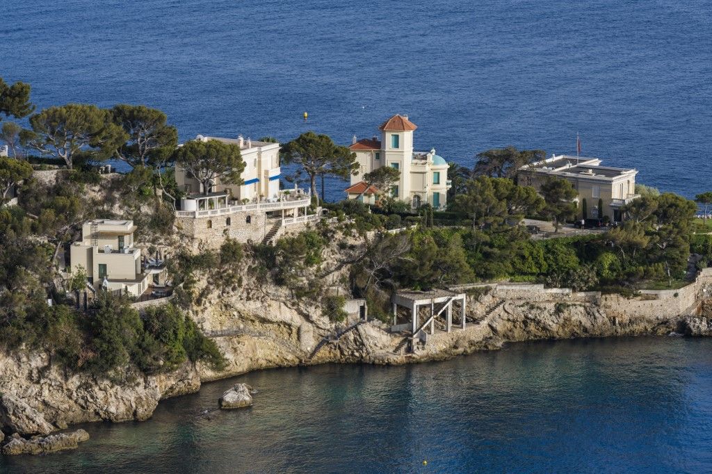 Illusztráció Alpes-Maritimes, Cap d'Ail, luxusvillák Cap Mala felé