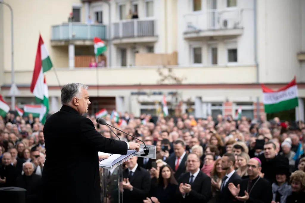 
Zalaegerszeg, 2022. október 23. A Miniszterelnöki Sajtóiroda által közreadott képen Orbán Viktor miniszterelnök beszédet mond az 1956-os forradalom és szabadságharc 66. évfordulóján tartott megemlékezésen és a Mindszentyneum épületének ünnepélyes átadóján Zalaegerszegen 2022. október 23-án. MTI/Miniszterelnöki Sajtóiroda/Benko Vivien Cher