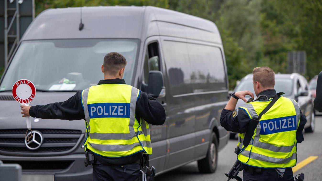 Borítókép: Újra ellepték a határátkelőket a német hatóságok (Fotó: AFP)