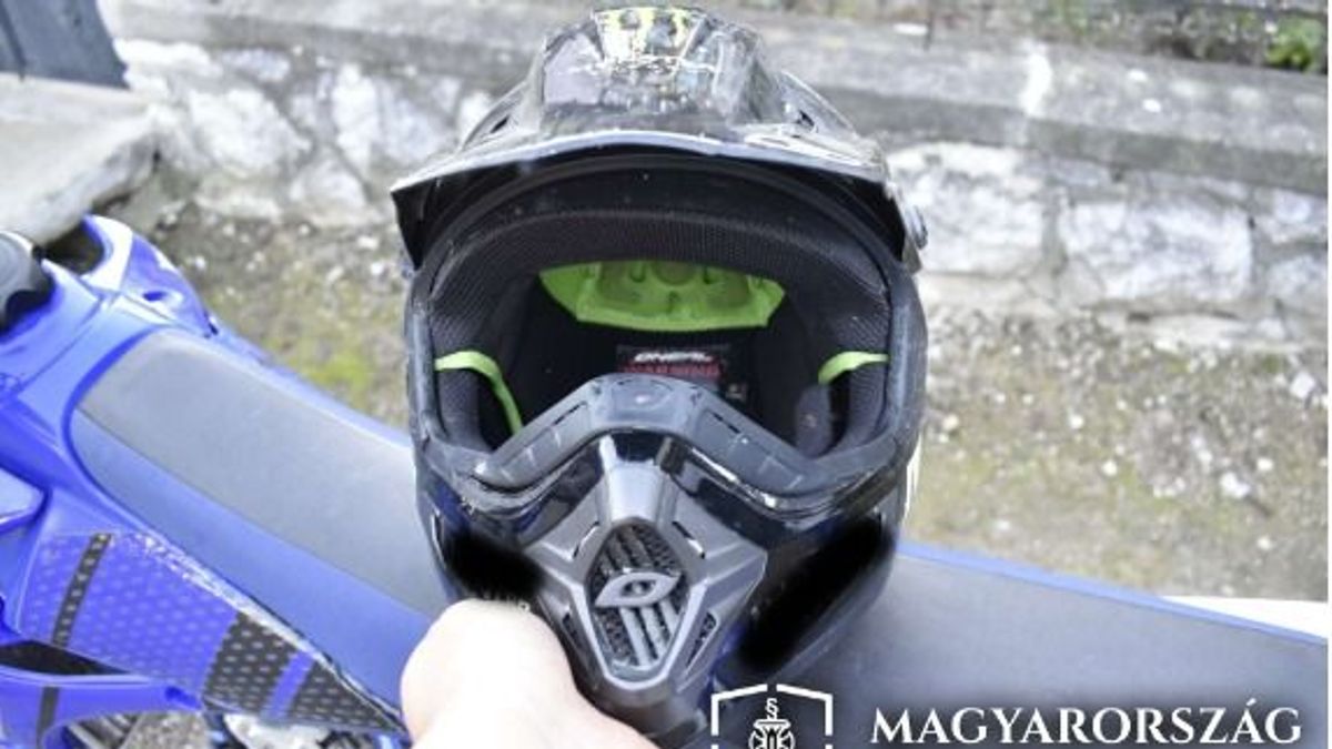 Repült a nehéz gereblye, aztán még más is az idilli magyar község utcája felett