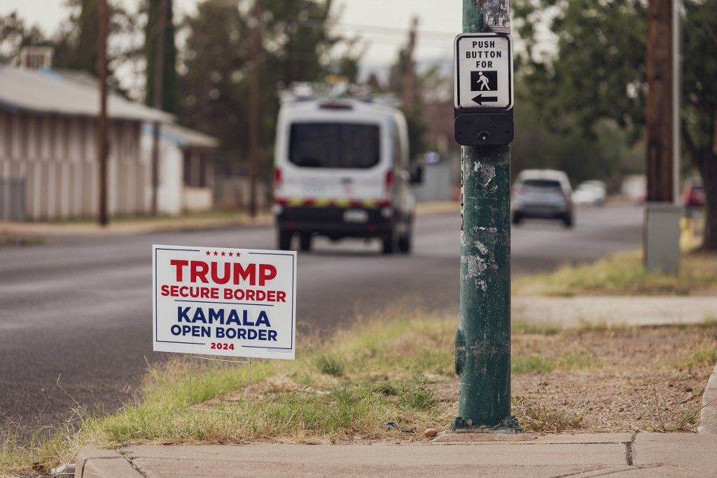 2024. október 16-án Trump kampánytáblája látható az arizonai Douglas egyik utcájában. A bevándorlást többször is a választók egyik fő problémájaként említik ám a hét ingadozó állam közül, amelyek várhatóan eldöntik, ki kapja meg a Fehér Ház kulcsait, csak Arizonának van határa Mexikóval