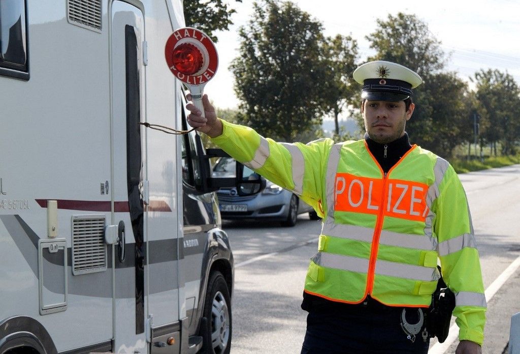 Szövetségi rendőrök ellenőrzik a járműveket a német-dán határon