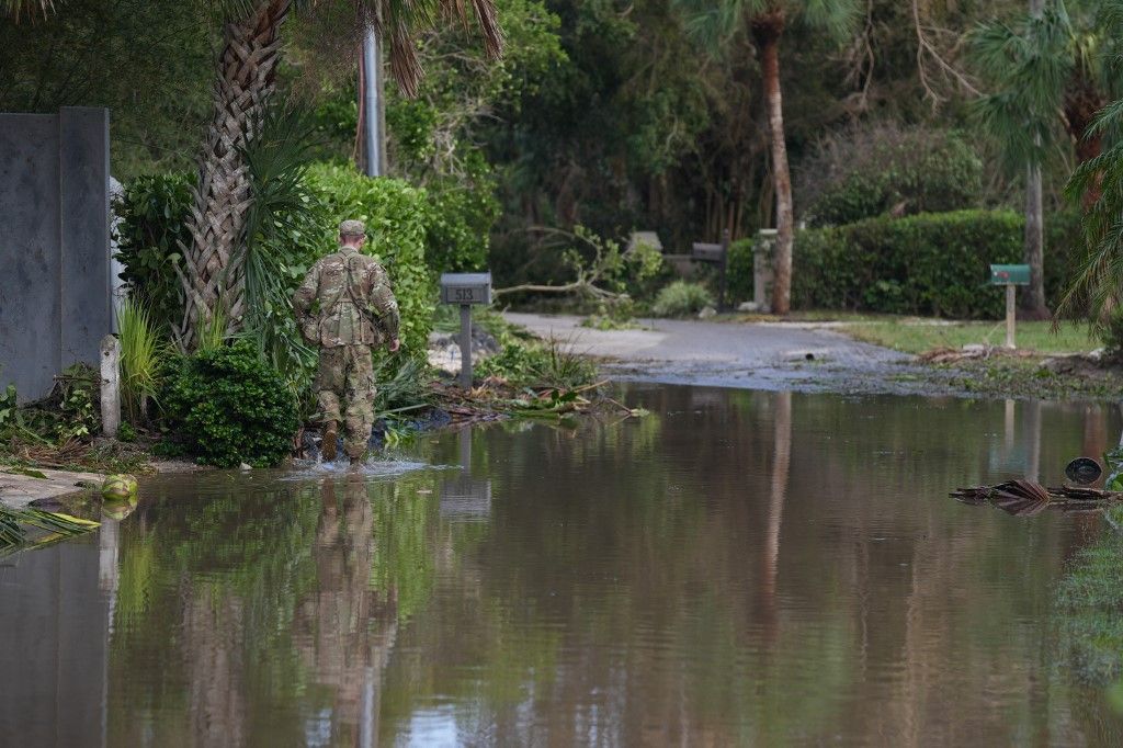 A floridai elsősegélynyújtók Sarasotába vonulnak a Milton hurrikán után (Fotó: AFP)