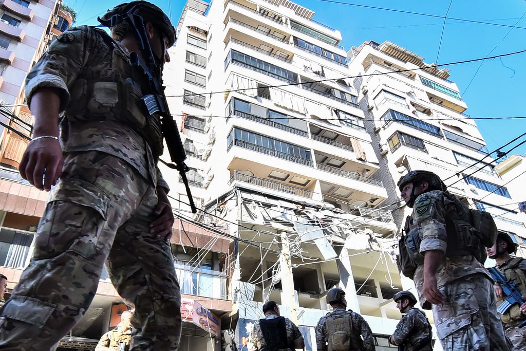 Lebanese army soldiers secure the area of an Israeli airstrike that targeted an apartment on al-Qaem street in Beirut’s southern suburbs on September 26, 2024. Israel flatly rejected on September 26 a push led by key backer the United States for a 21-day ceasefire in Lebanon, as it vowed to keep fighting Hezbollah militants "until victory". (Photo by Fadel ITANI / AFP)