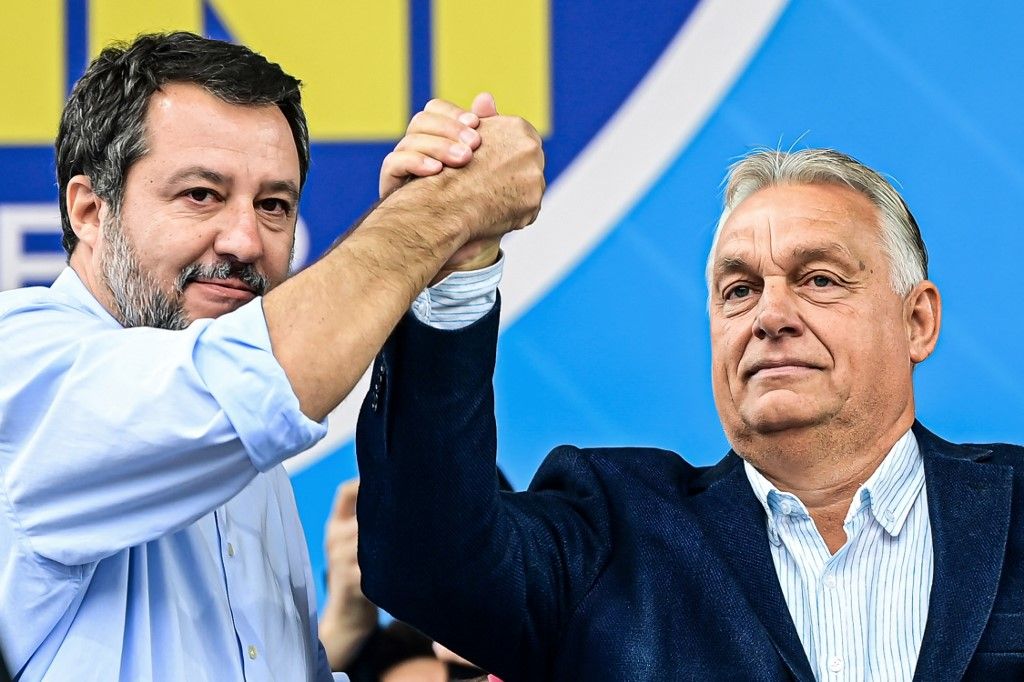 Matteo Salvini (L) olasz miniszterelnök-helyettes és az Olasz Liga párt (Lega) vezetője fogja a magyar miniszterelnök és a Fidesz vezetője, Orbán Viktor kezét az olasz szélsőjobboldali Liga (Lega) párt éves pontidai nagygyűlésén