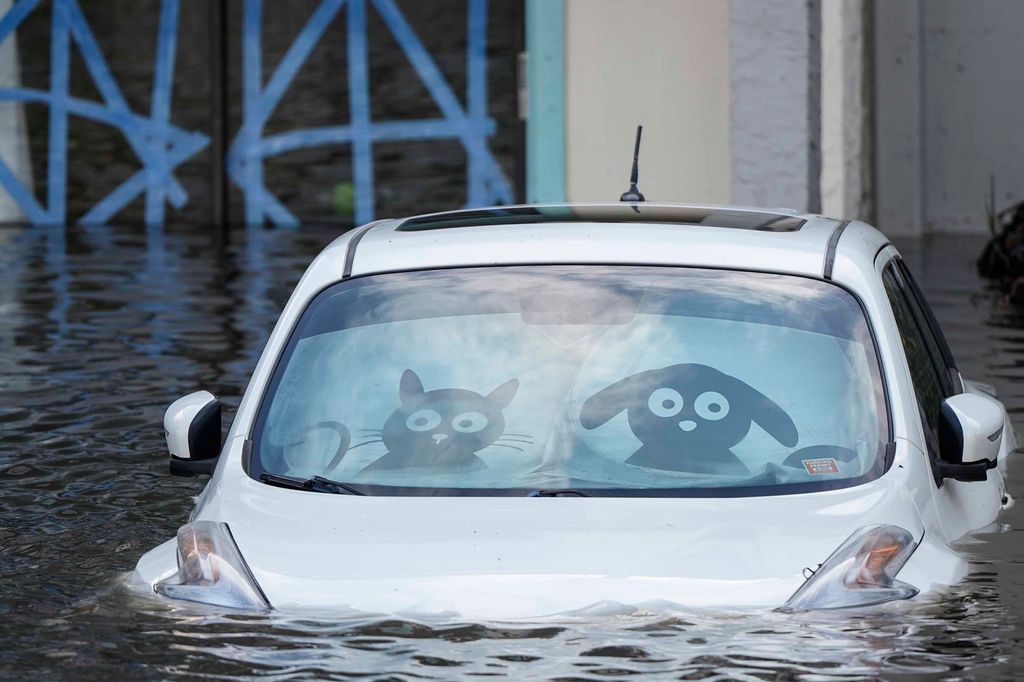 Clearwater, 2024. október 10.
Autót sodor az ár a floridai Clearwaterben 2024. október 10-én, miután a Milton hurrikán átvonult Florida állam középső része fölött, tengeráradást, valamint villámáradásokat és árvizeket okozva. A vihart megelőző napokban több millió embert utasítottak arra, hogy hagyják el otthonukat a várható tengerár miatt.
MTI/AP/Mike Stewart