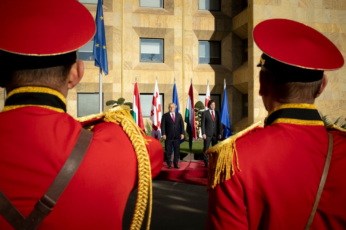  A Miniszterelnöki Sajtóiroda által közreadott képen Orbán Viktor miniszterelnököt (b) katonai tiszteletadással fogadja Irakli Kobakhidze georgiai miniszterelnök (j) Tbilisziben 2024. október 29-én (Fotó: MTI/Miniszterelnöki Sajtóiroda/Fischer Zoltán)