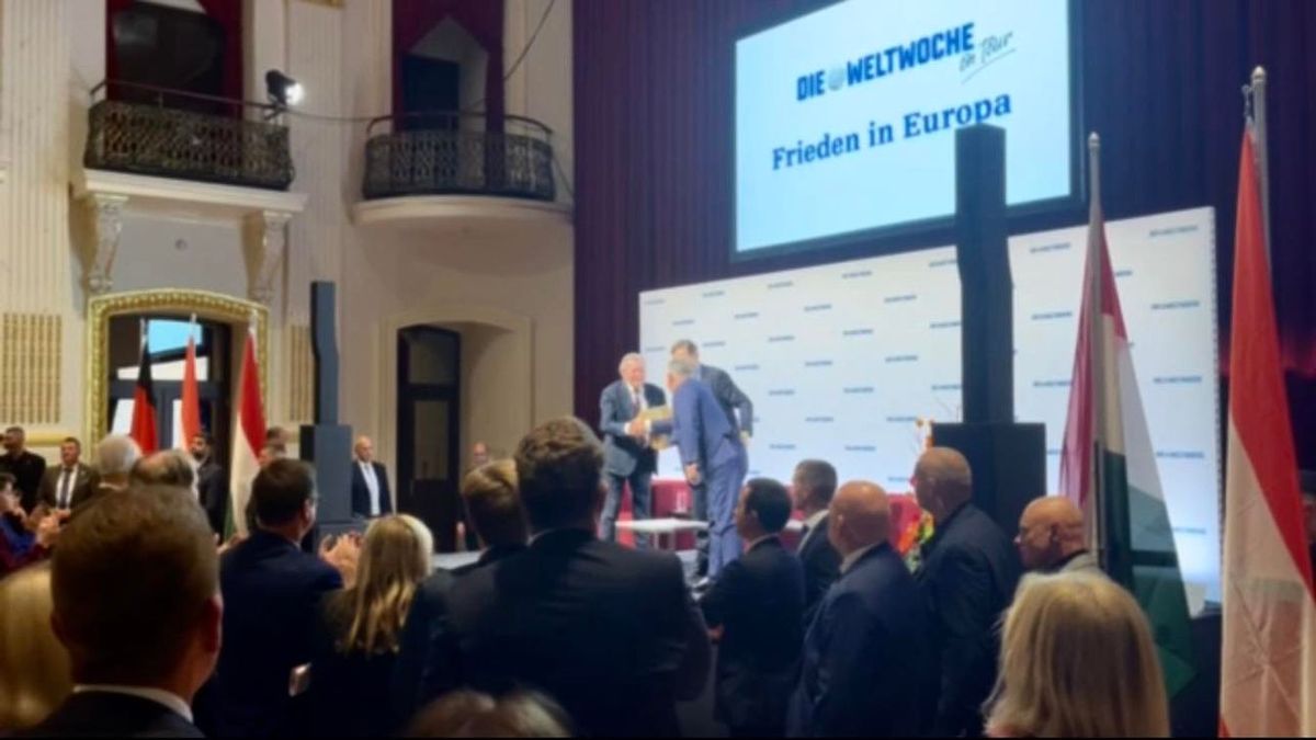 Felállva tapsolták Orbán Viktort és Gerhard Schrödert Bécsben + videó