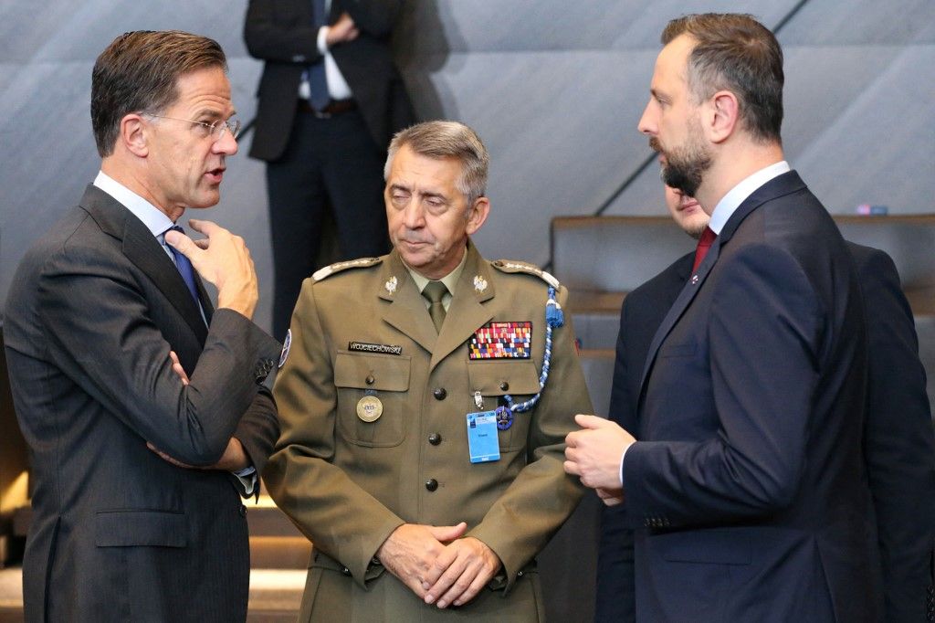 Mark Rutte NATO-főtitkár (L) beszél Wladyslaw Kosiniak-Kamysz lengyel védelmi miniszterrel a NATO védelmi minisztereinek 2024. október 18-i brüsszeli találkozója előtt