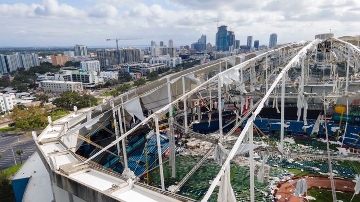 St. Petersburg, 2024. október 10.
A Tropicana Field stadion megrongált tetőszerkezete a floridai St. Petersburgben 2024. október 10-én, miután a Milton hurrikán átvonult Florida állam középső része fölött, tengeráradást, valamint villámáradásokat és árvizeket okozva. A vihart megelőző napokban több millió embert utasítottak arra, hogy hagyják el otthonukat a várható tengerár miatt.
MTI/AP/Julio Cortez