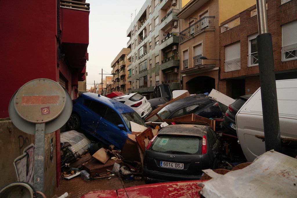 A picture taken on October 30, 2024 shows piled up cars following deadly floods in Alfafar neighbourhood, south of Valencia, eastern Spain. Floods triggered by torrential rains in Spain's eastern Valencia region has left at least 95 people dead, rescue services said on October 30. (Photo by Manaure Quintero / AFP)