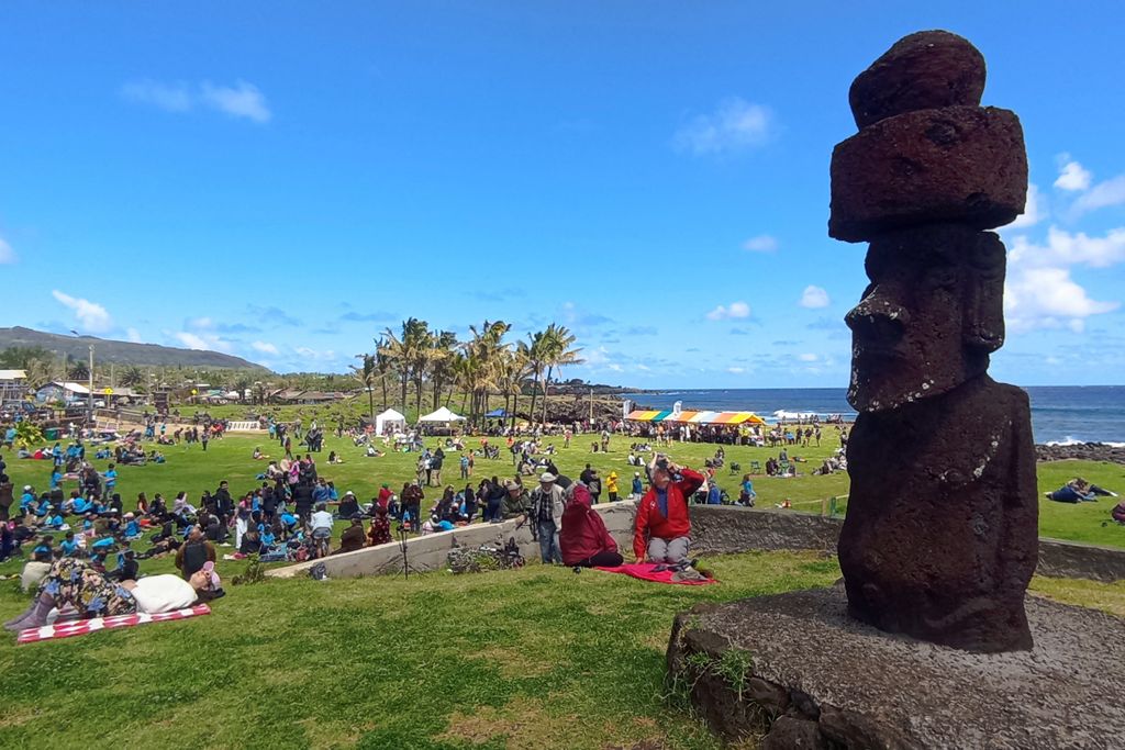 Residents and tourists gather to view the annular solar eclipse at Isla de Pascua in the Pacific Ocean, Chile, on October 2, 2024. Part of the southern hemisphere will witness this Wednesday an annular eclipse that will occur when the Moon almost totally covers the Sun, leaving a luminous ring visible, a spectacle that will be seen in its maximum splendor from the Chilean and Argentinean Patagonia. (Photo by Jonathan MARTINS / AFP)