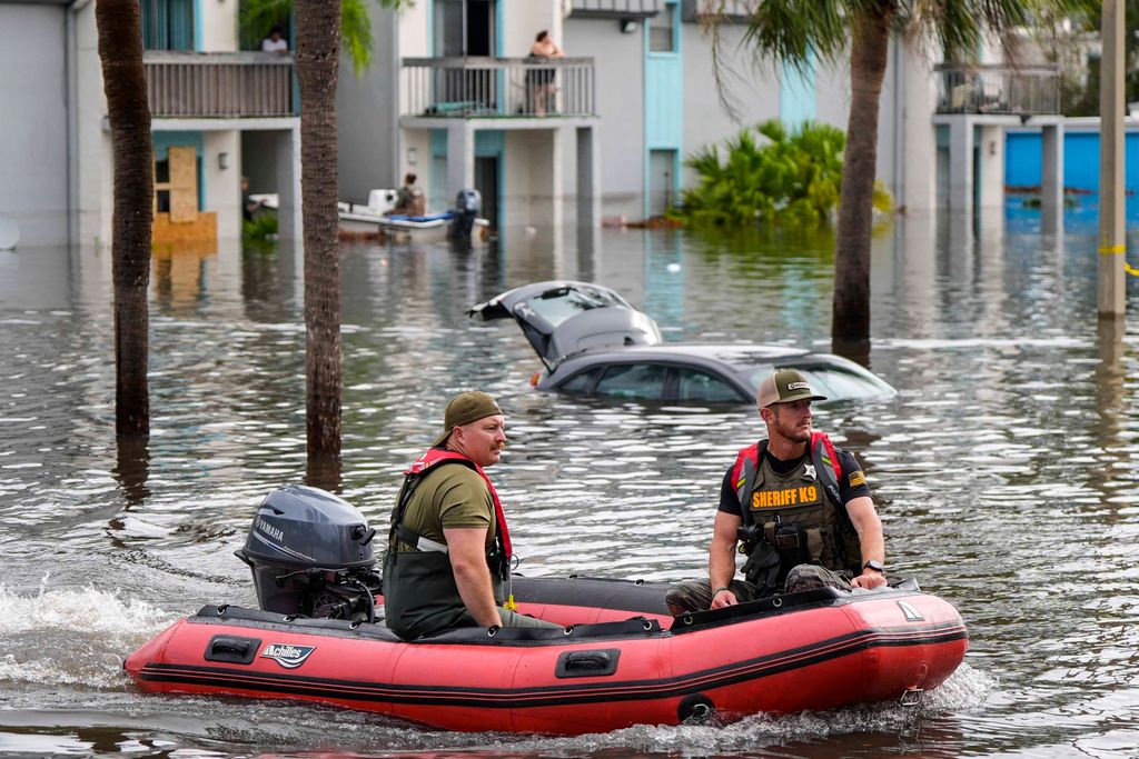 Clearwater, 2024. október 10.
Árvízben sodródó autó közelében halad el a mentőalakulatok tagjainak csónakja a floridai Clearwaterben 2024. október 10-én, miután a Milton hurrikán átvonult Florida állam középső része fölött, tengeráradást, valamint villámáradásokat és árvizeket okozva. A vihart megelőző napokban több millió embert utasítottak arra, hogy hagyják el otthonukat a várható tengerár miatt.
MTI/AP/Mike Stewart