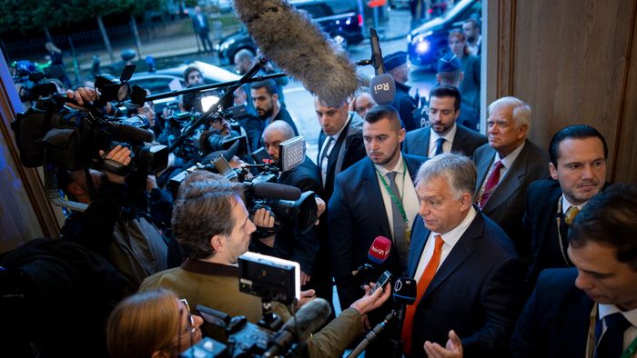 A Miniszterelnöki Sajtóiroda által közreadott képen Orbán Viktor miniszterelnök nyilatkozik a sajtó képviselőinek a Patrióták Európáért frakció vezetőinek találkozója előtt a brüsszeli Magyar Házban 2024. október 17-én.