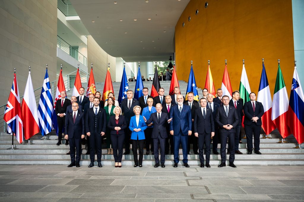 A német kormány sajtószolgálata által közzétett fotón Orbán Viktor miniszterelnök (2. sor, j5), Ursula von der Leyen, az Európai Bizottság elnöke (első sor, b4) és Olaf Scholz német kancellár (első sor, j4) a Berlini Folyamat 10. csúcstalálkozóján Berlinben 2024. október 14-én. A Berlini Folyamatot Németország 2014-ben indította útjára azzal a céllal, hogy az uniós bővítést is elősegítve megerősítsék a nyugat-balkáni régió országai közötti együttműködést.

MTI/Bundesregierung/Sandra Steins