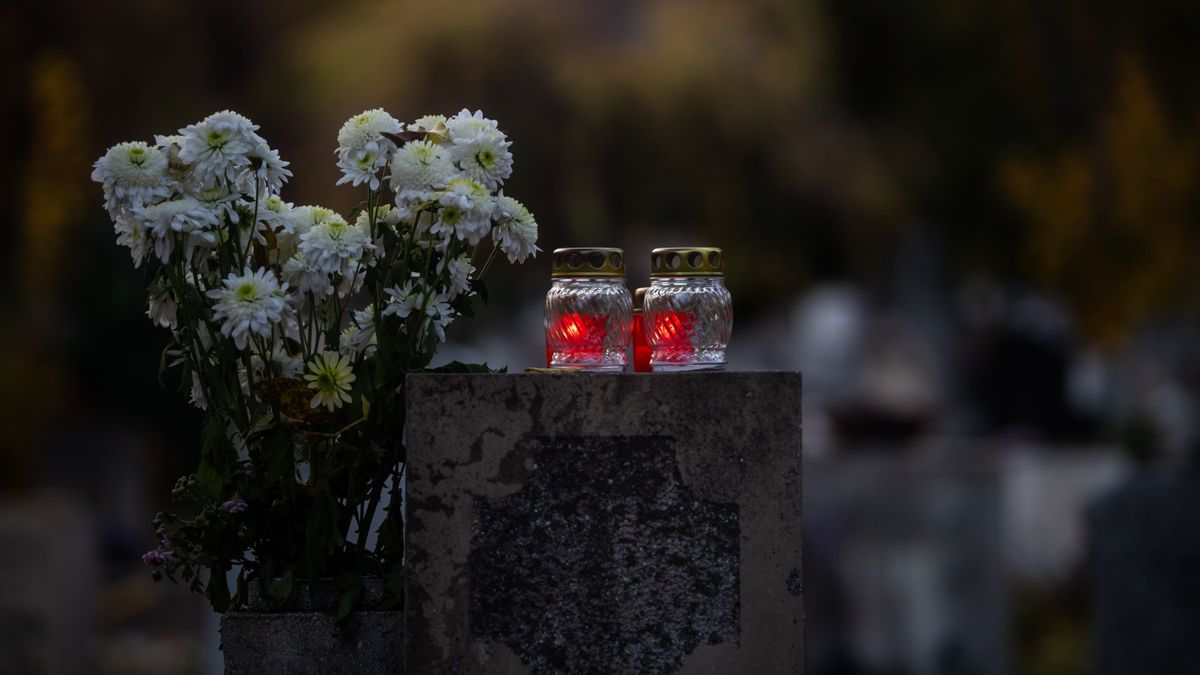Tovább tartanak nyitva a temetők a hosszú hétvégén, és változnak a járatok is