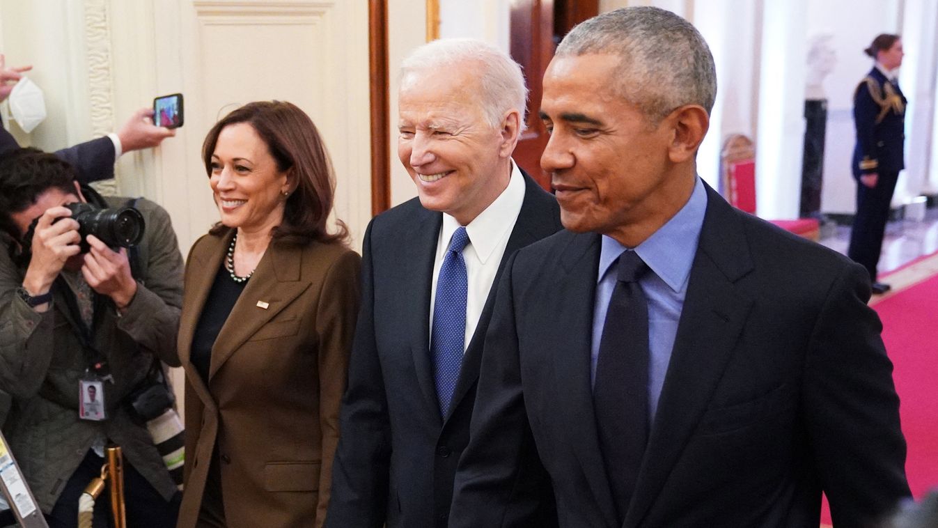 Kamala Harris, a demokraták elnökjelöltje, Joe Biden amerikai elnök és Barack Obama korábbi elnök  politikája egy kézben