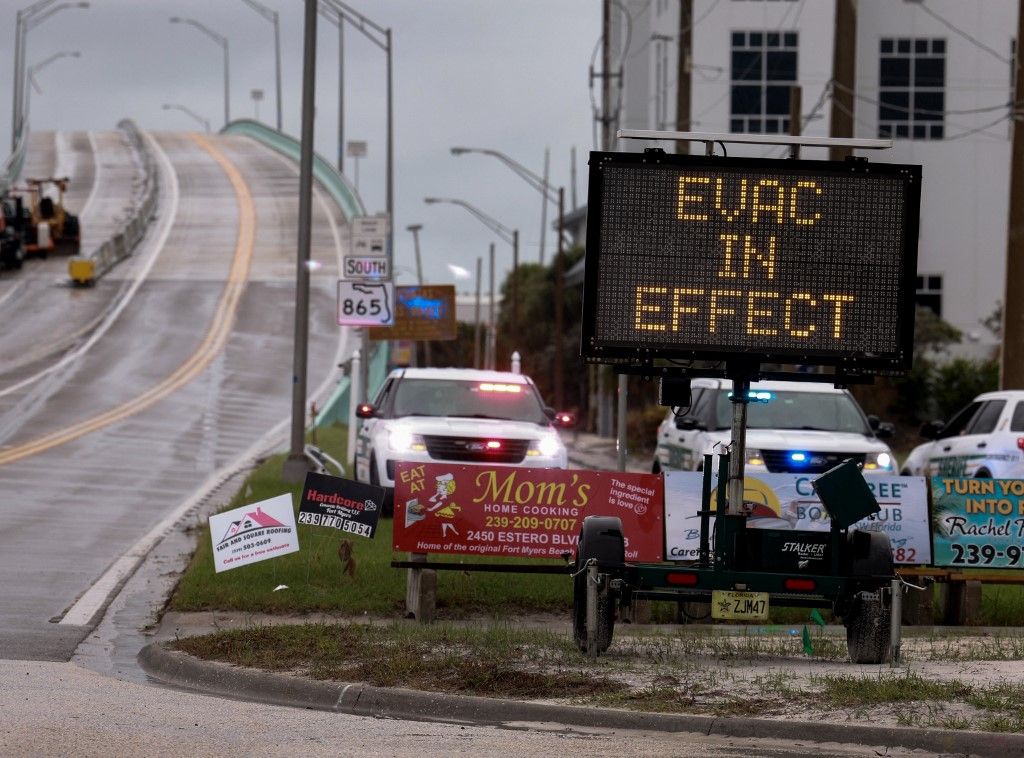 Egy tábla jelzi, hogy a Milton hurrikán érkezése előtt kiürítési parancs van érvényben a tengerparton a floridai Fort Myersben (Fotó: AFP)