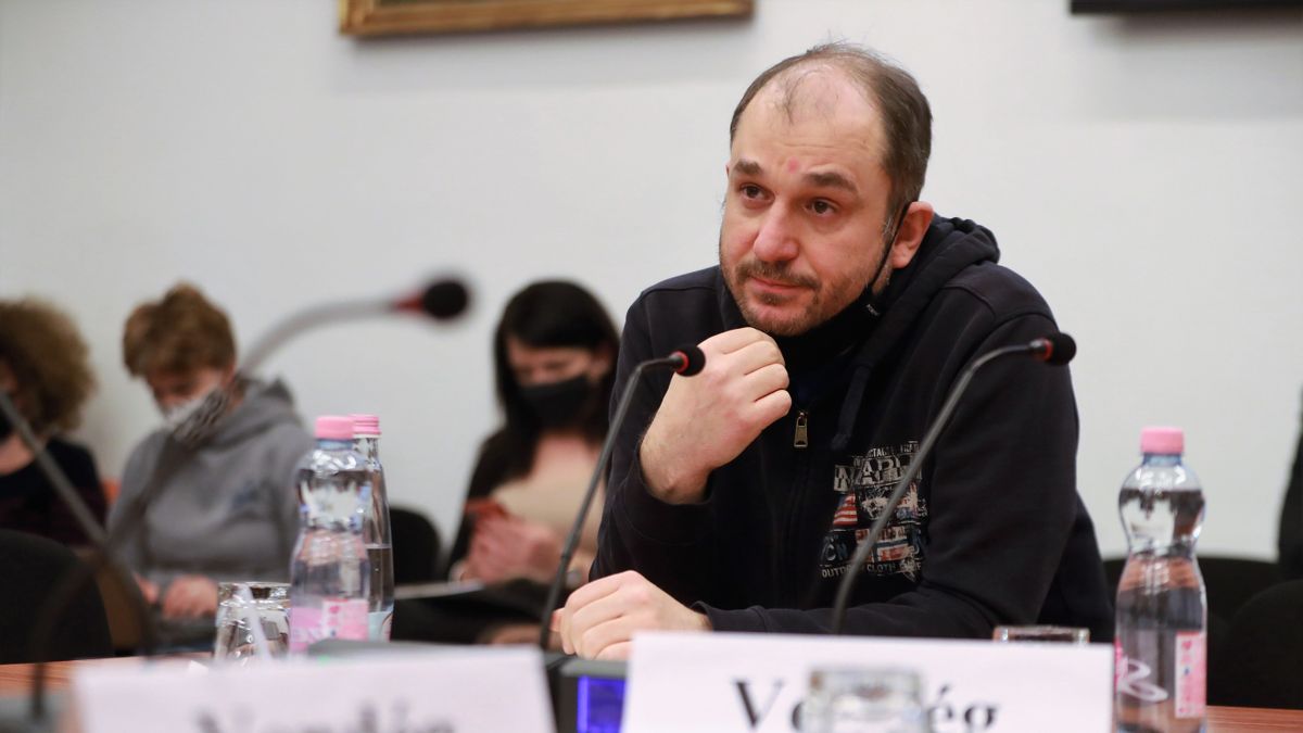 Bűnügyi gyanúsított ad tanácsokat Hegyvidéken?