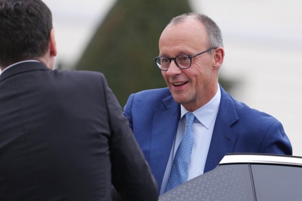 Friedrich Merz, a CDU szövetségi elnöke és a CDU/CSU Bundestag parlamenti frakcióvezetője megbeszélésre érkezik Steinmeier szövetségi elnökkel a Bellevue-palotába