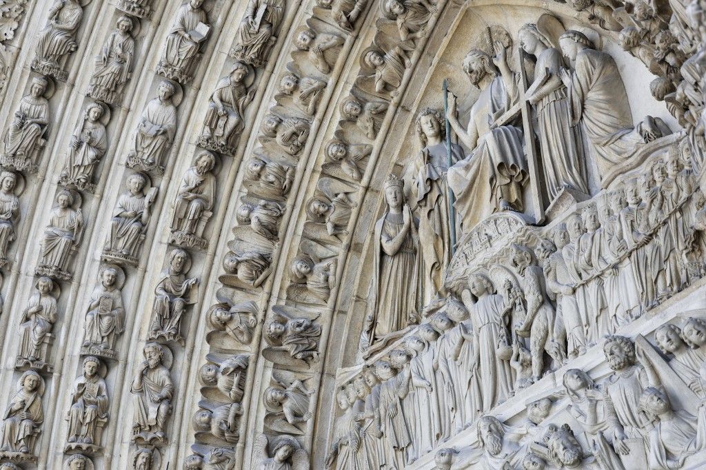 French President Emmanuel Macron (C-L) applauds with attendees, including workers of reconstruction of Notre-Dame de Paris cathedral, during his visit to the cathedral in Paris, on November 29, 2024. The Notre-Dame Cathedral is set to re-open early December 2024, with a planned weekend of ceremonies on December 7 and 8, 2024, five years after the 2019 fire which ravaged the world heritage landmark and toppled its spire. (Photo by Sarah Meyssonnier / POOL / AFP)