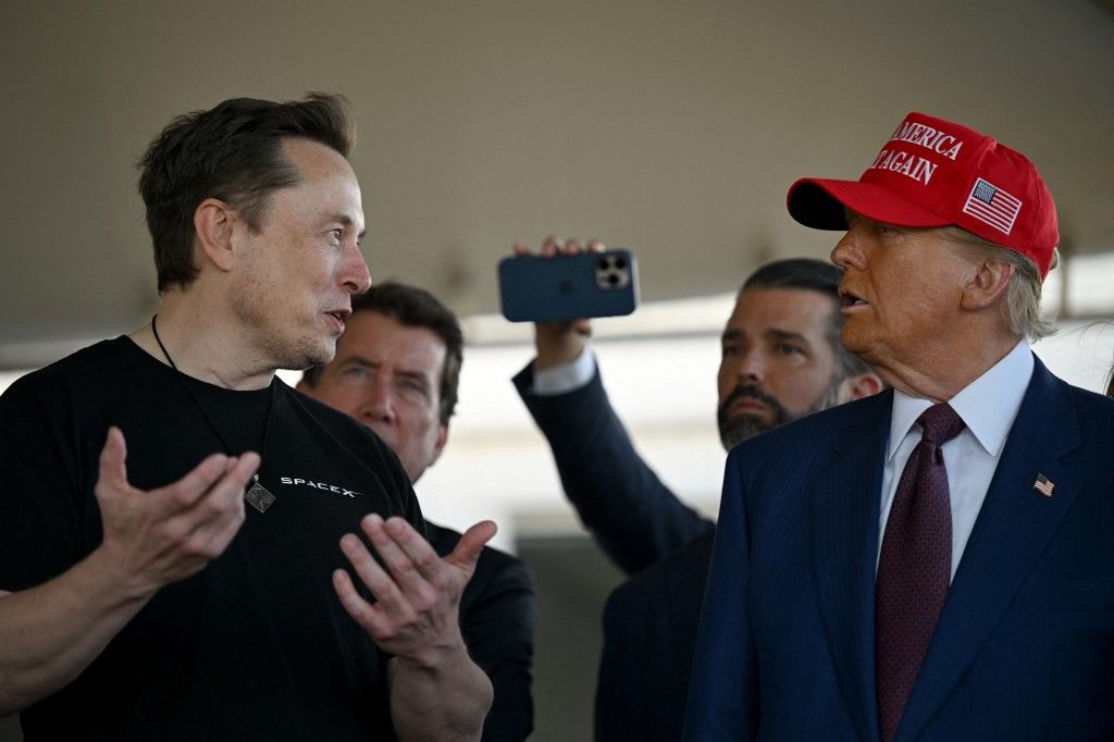 Elon Musk beszél Donald Trump megválasztott amerikai elnökkel a SpaceX Starship rakéta hatodik tesztrepülésének indításán a texasi Brownsville-ben 2024. november 19-én. 