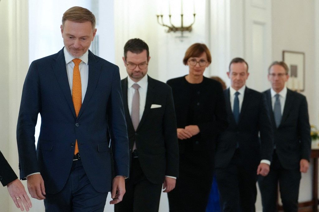 Christian Lindner (l-r, FDP), volt szövetségi pénzügyminiszter, Marco Buschmann (FDP), volt szövetségi igazságügyi miniszter, Bettina Stark-Watzinger (FDP), volt szövetségi oktatási és kutatási miniszter, Volker Wissing , szövetségi digitális ügyek és közlekedési miniszter és Jörg Kukies (SPD) a Bellevue Palace-ban