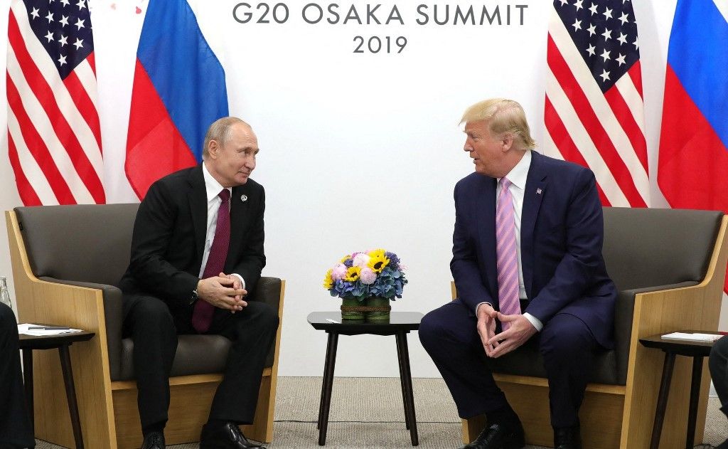 Donald Trump (R) amerikai elnök ) találkozik Vlagyimir Putyin orosz elnökkel (L) a G20-ak első napján csúcstalálkozó Oszakában, Japánban, 2019. június 28-án