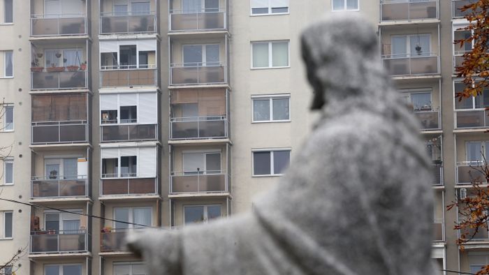 Miskolc, 2024. november 1.
Sírszobor a mindszenti temetõben mindenszentek napján Miskolcon 2024. november 1-jén. A temetõ régen az egykor önálló Mindszenthez tartozott.
MTI/Vajda János