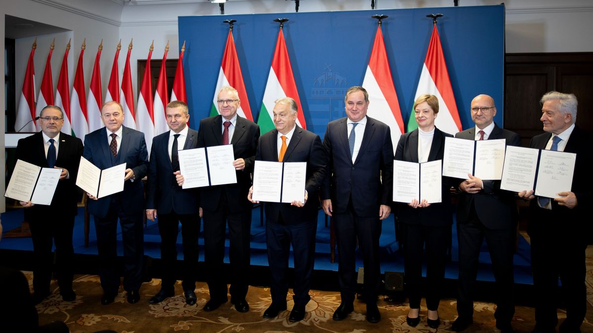 Orbán Viktor részvételével írták alá a hároméves bérmegállapodást